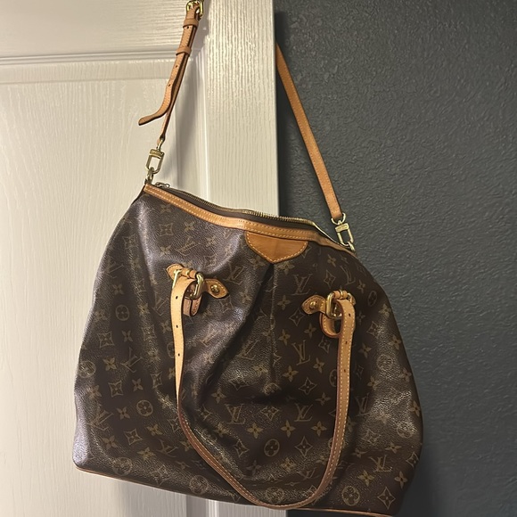 Louis Vuitton - Picture 5 of 9